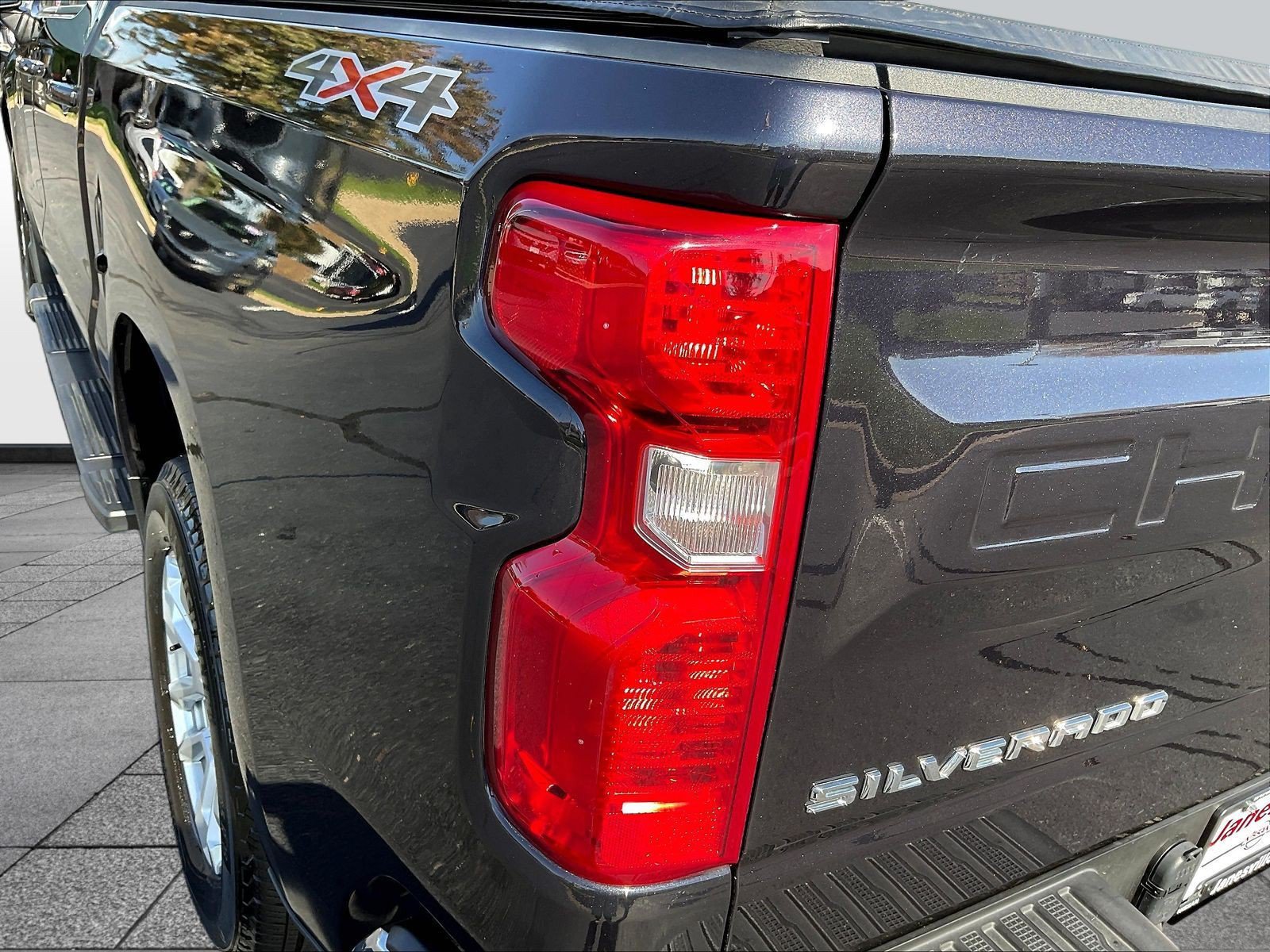 Used 2023 Chevrolet Silverado 1500 LT AWD/4WD image 27