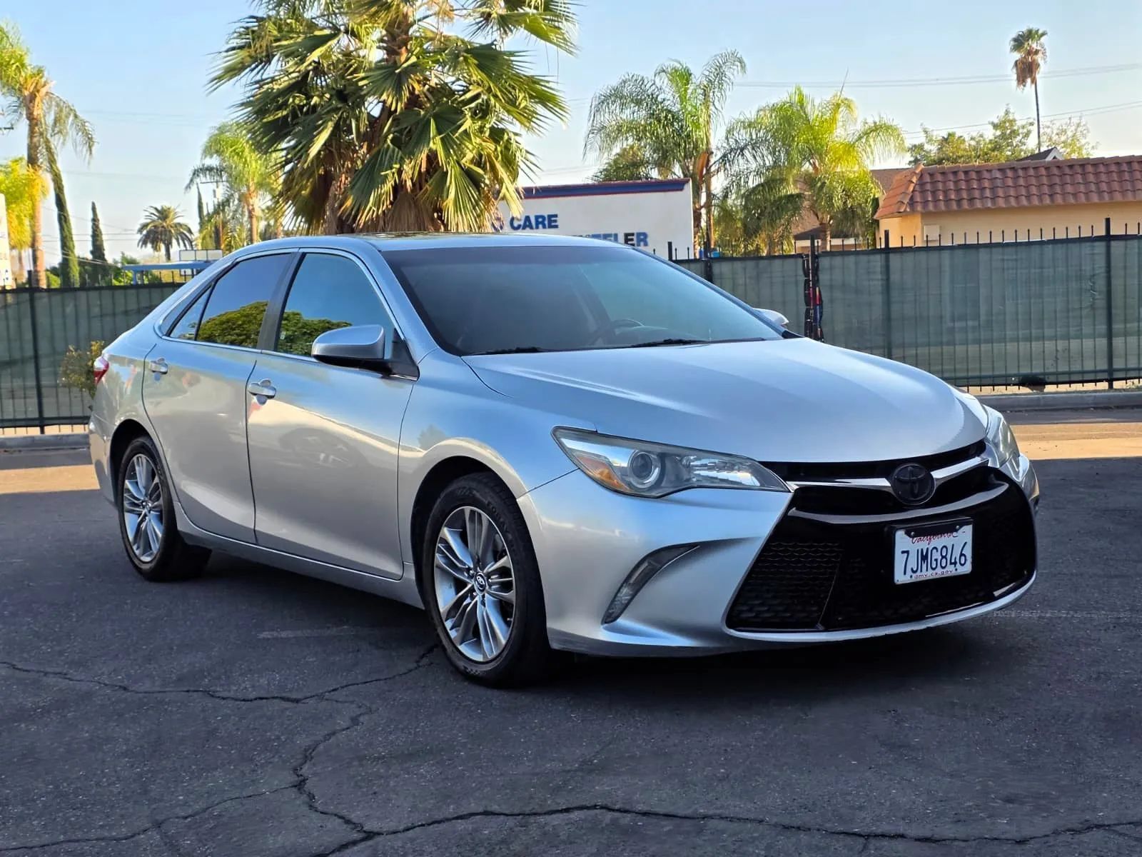 Used 2015 Toyota Camry SE w/ Moonroof Package FWD image 2