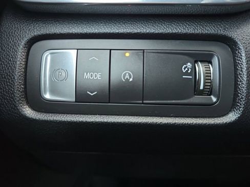 Used 2025 GMC Acadia Elevation image 10