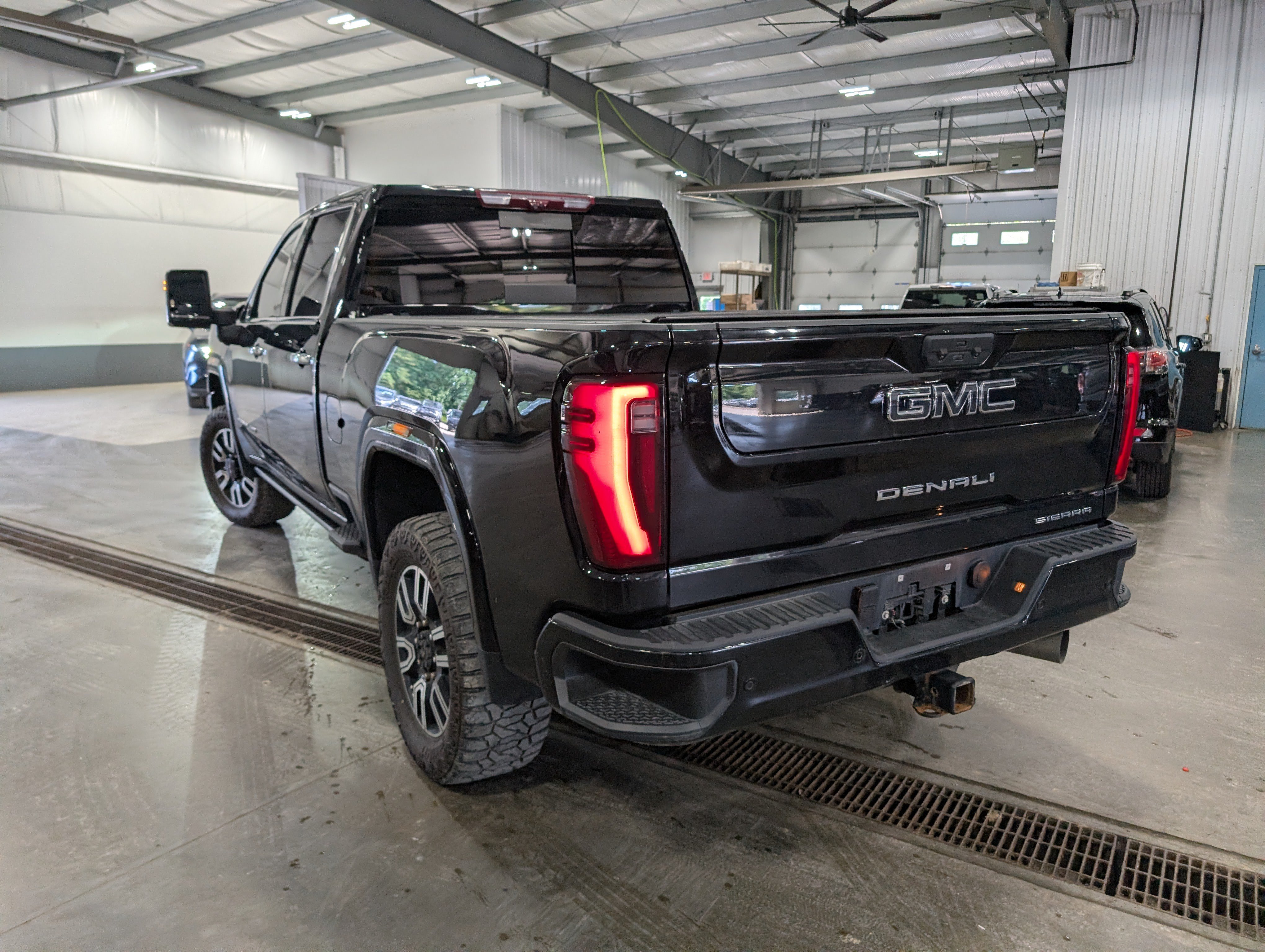 Used 2024 GMC Sierra 2500 Denali Ultimate AWD/4WD image 4