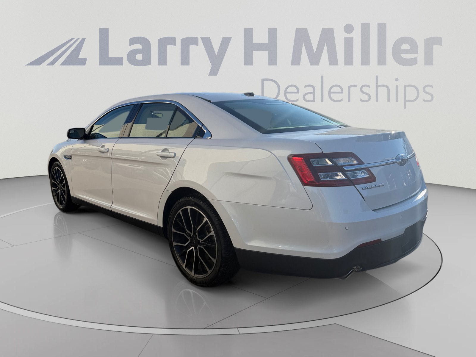Used 2018 Ford Taurus SEL w/ Equipment Group 201A FWD image 3