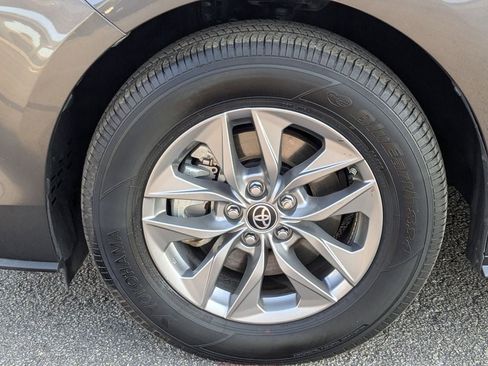 Used 2025 Toyota Sienna LE image 28