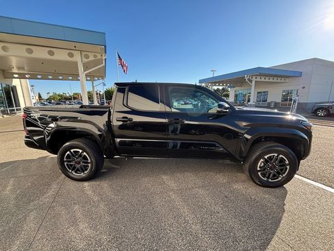 Used 2025 Toyota Tacoma TRD Sport w/ TRD Sport Upgrade Package AWD/4WD image 4