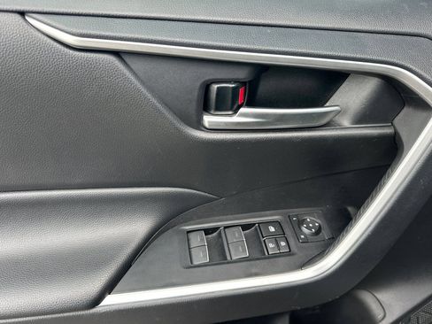 Used 2025 Toyota RAV4 XLE FWD image 10
