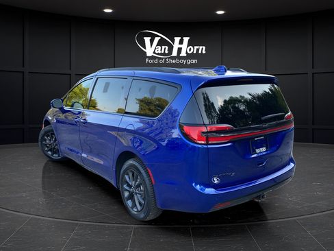 Used 2021 Chrysler Pacifica Touring-L w/ Uconnect Theater Family Group AWD/4WD image 5