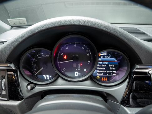 Certified 2026 Porsche Macan AWD/4WD image 18