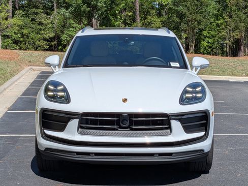 Certified 2025 Porsche Macan AWD/4WD image 34