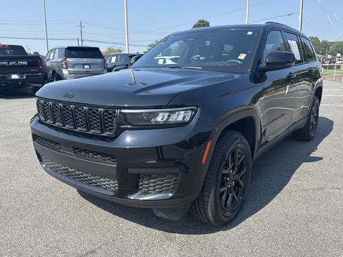 Used 2024 Jeep Grand Cherokee L Laredo image 2