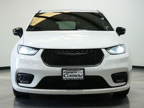 Used 2024 Chrysler Pacifica Limited FWD image 2