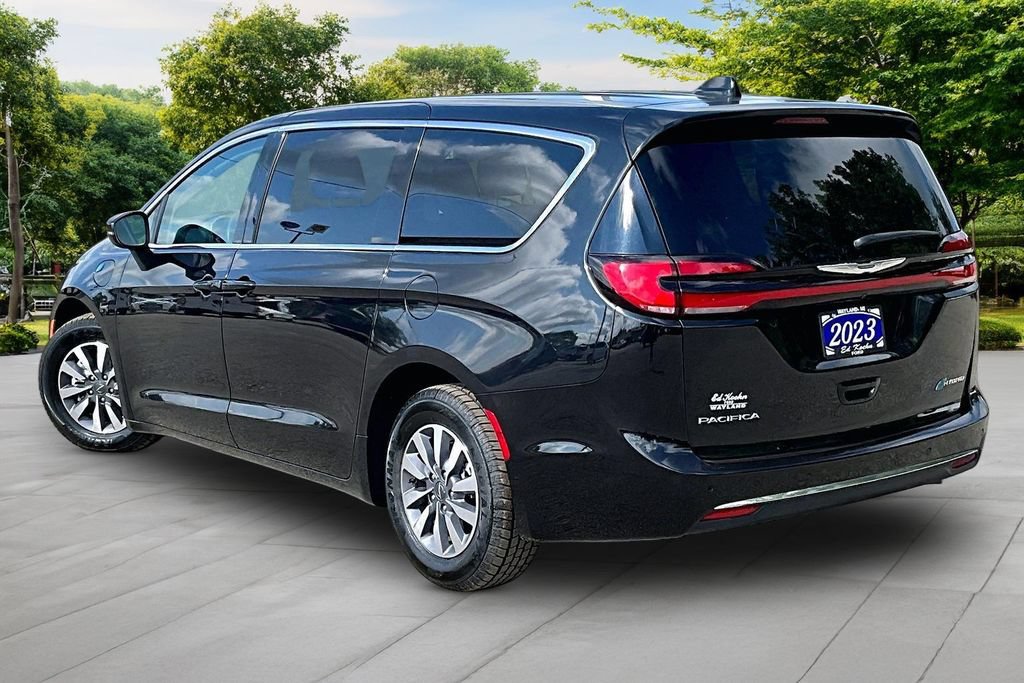 Used 2023 Chrysler Pacifica Touring-L FWD image 2