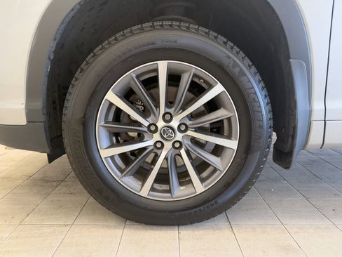 Used 2017 Toyota Highlander SE image 12