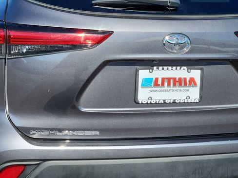 Certified 2023 Toyota Highlander LE image 11
