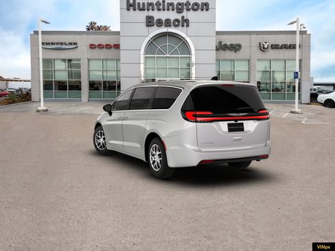 New 2026 Chrysler Pacifica Select image 5