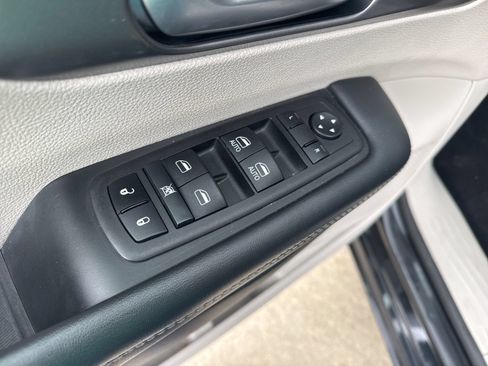 Used 2024 Chrysler Pacifica Limited FWD image 18