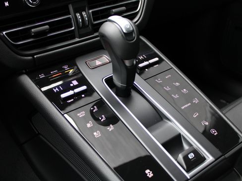 Certified 2026 Porsche Macan AWD/4WD image 21