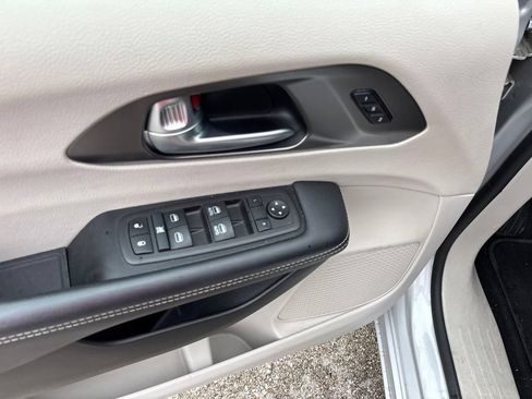 Used 2024 Chrysler Pacifica Touring-L FWD image 25