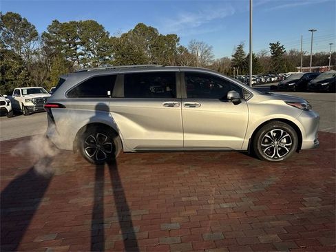 Used 2025 Toyota Sienna Platinum image 16