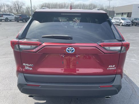 Used 2021 Toyota RAV4 XLE w/ XLE Grade Weather Package image 7
