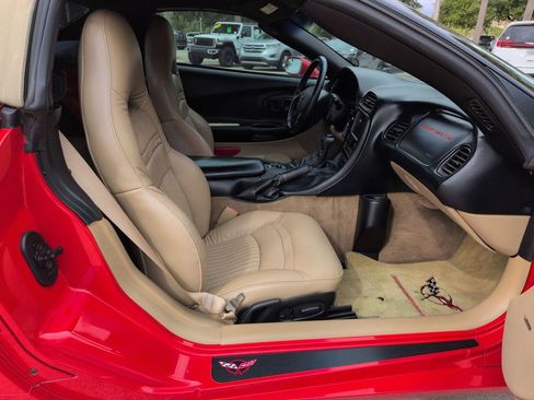 Used 2004 Chevrolet Corvette Convertible w/ Preferred Equipment Group RWD image 16