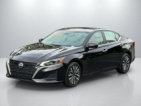 Used 2023 Nissan Altima 2.5 SV w/ SV Premium Package FWD image 3