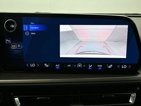 Used 2026 Chevrolet Traverse LT FWD image 7