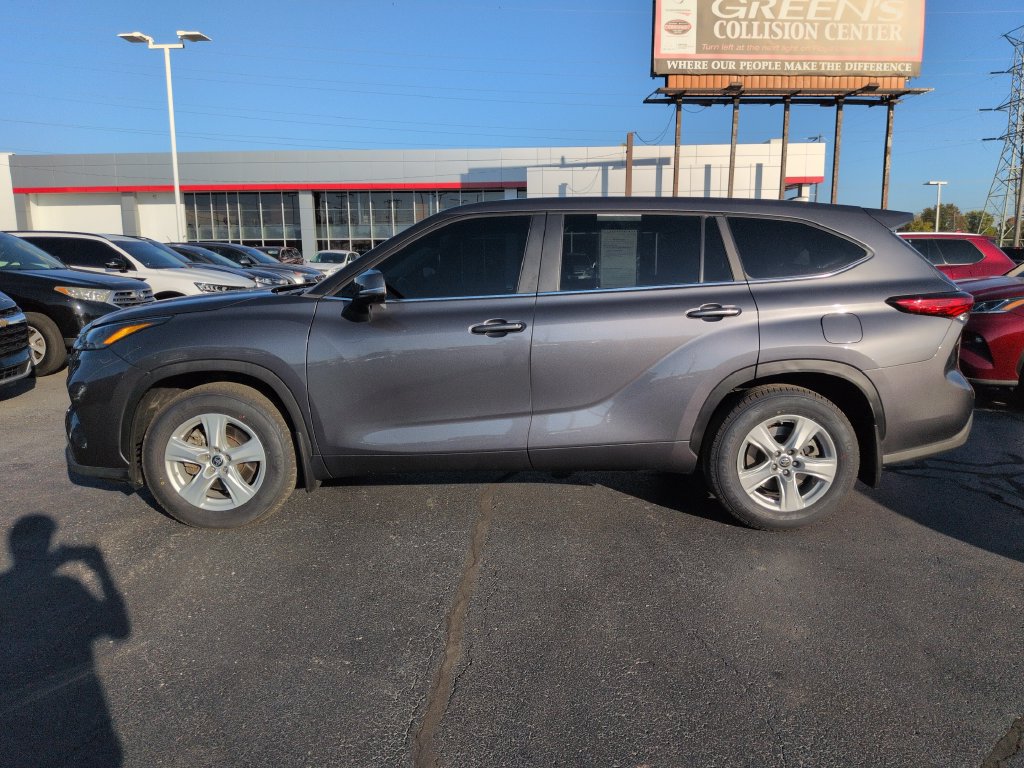 Used 2023 Toyota Highlander LE AWD/4WD image 2