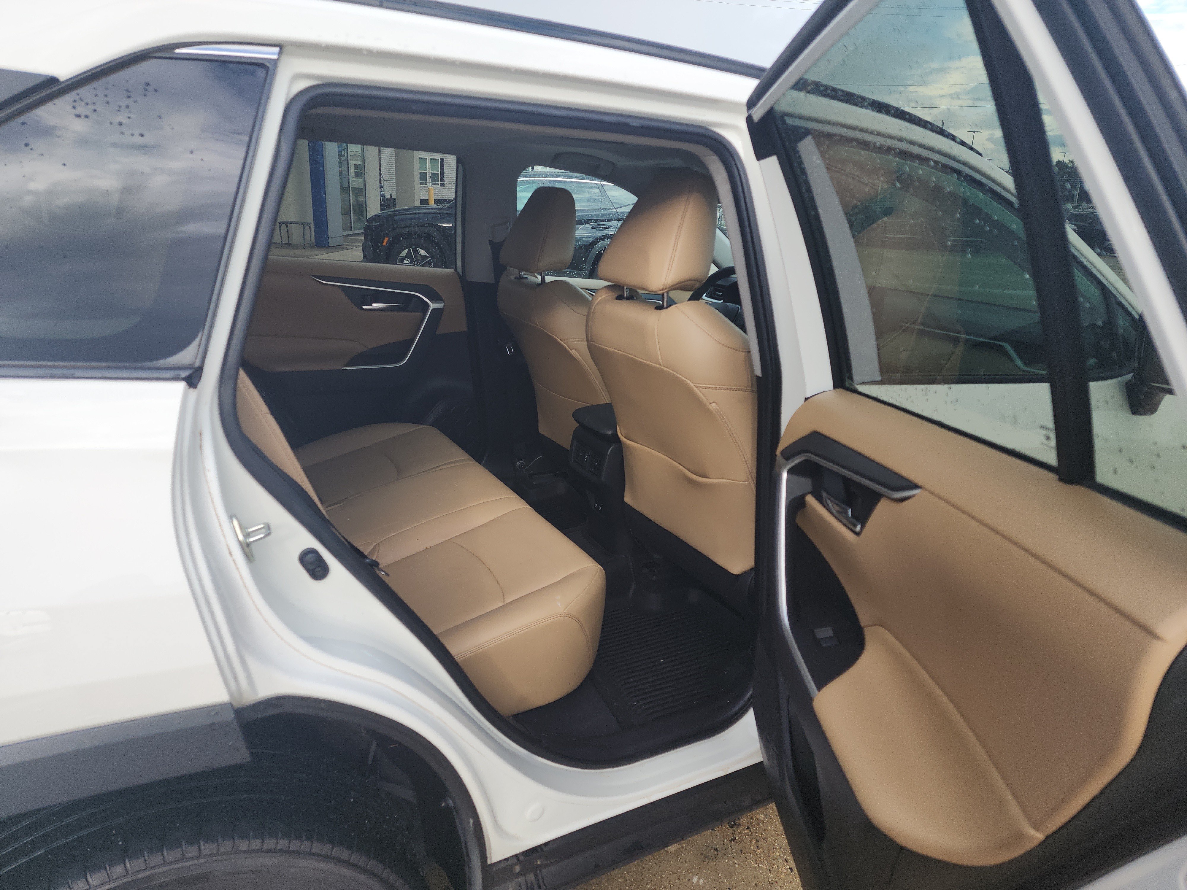 Used 2019 Toyota RAV4 XLE Premium FWD image 15