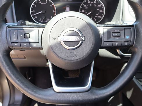 Used 2022 Nissan Rogue SV FWD image 11