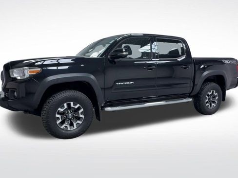Used 2018 Toyota Tacoma TRD Off-Road w/ Technology Package AWD/4WD image 4