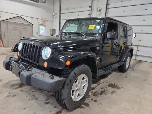 Used 2016 Jeep Wrangler Unlimited Sahara w/ Connectivity Group AWD/4WD image 3