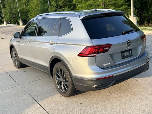 Certified 2024 Volkswagen Tiguan SE w/ Panoramic Sunroof Package FWD image 8