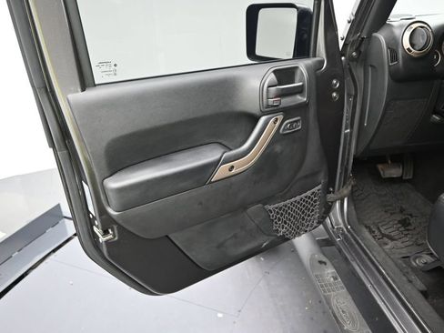 Used 2017 Jeep Wrangler Unlimited Sahara AWD/4WD image 10