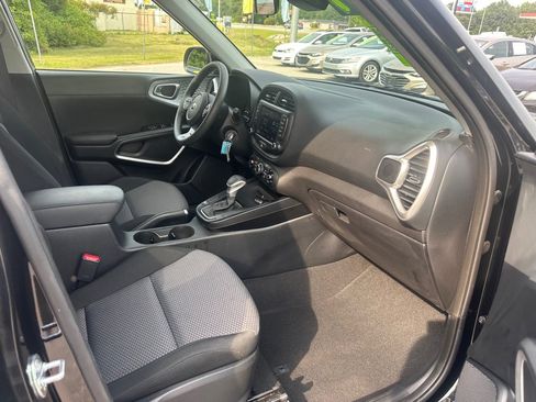Used 2025 Kia Soul LX w/ LX Technology Package FWD image 22