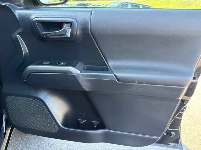 Used 2017 Toyota Tacoma TRD Sport w/ Tow Package (A/T) AWD/4WD image 14