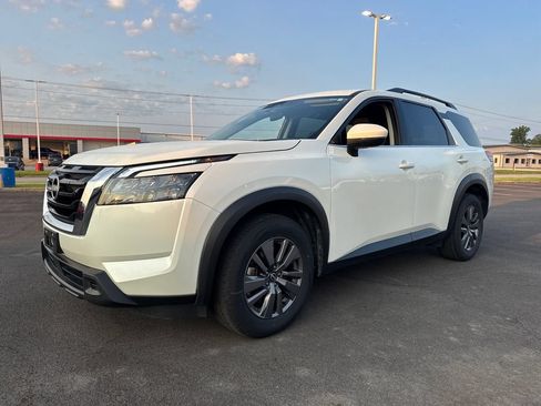 Used 2024 Nissan Pathfinder SV AWD/4WD image 2