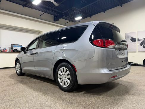 Used 2021 Chrysler Voyager L FWD image 12