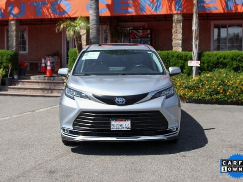 Used 2023 Toyota Sienna XLE image 3