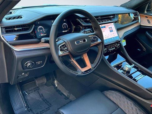 New 2025 Jeep Grand Cherokee Summit image 6