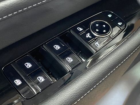 Used 2025 INFINITI QX80 Sensory image 18