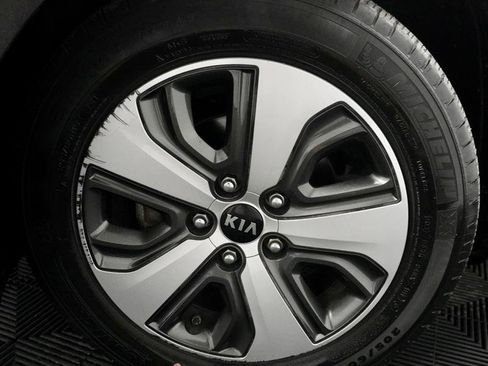 Used 2017 Kia Niro LX image 3