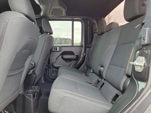 Used 2024 Jeep Gladiator Sport image 10