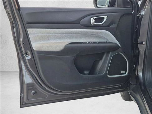 Used 2022 Jeep Compass Latitude w/ Sun and Sound Group FWD image 9