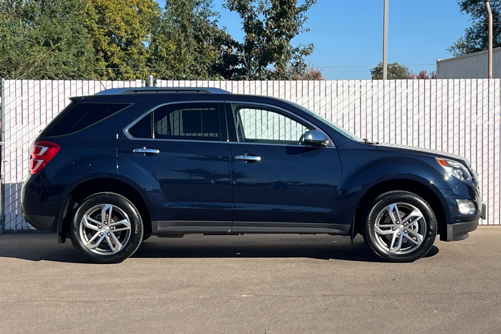 Used 2017 Chevrolet Equinox Premier w/ Enhanced Convenience Package AWD/4WD image 3