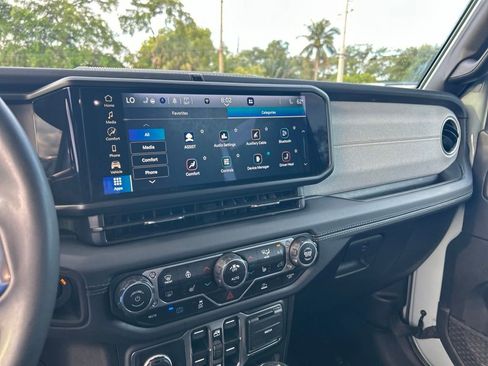 Used 2024 Jeep Wrangler Unlimited Sahara AWD/4WD image 11