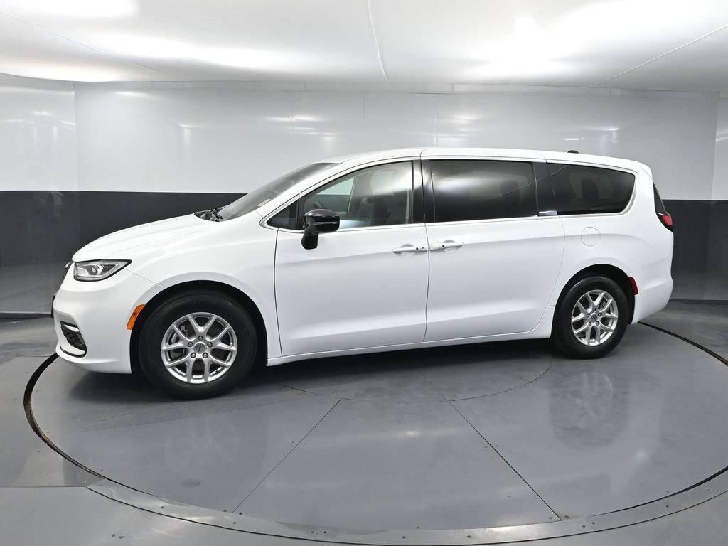 Used 2024 Chrysler Pacifica Touring-L FWD image 7