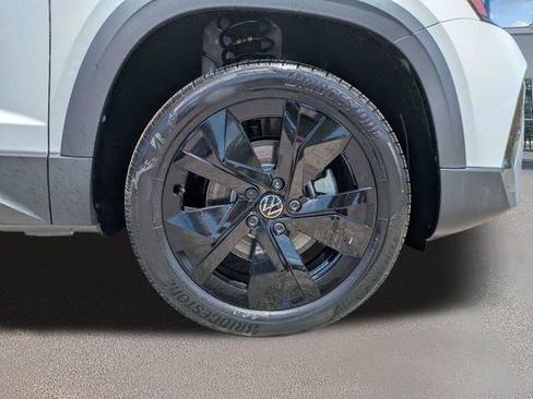 New 2026 Volkswagen Taos SE FWD image 11