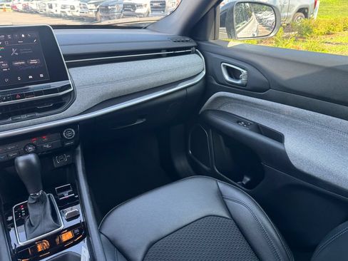 Used 2025 Jeep Compass Latitude AWD/4WD image 15