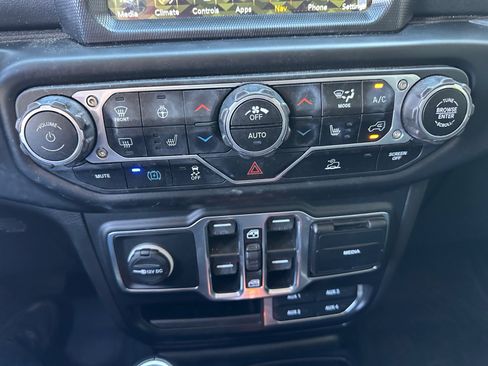 Used 2023 Jeep Wrangler Unlimited Sahara w/ Cold Weather Group AWD/4WD image 22