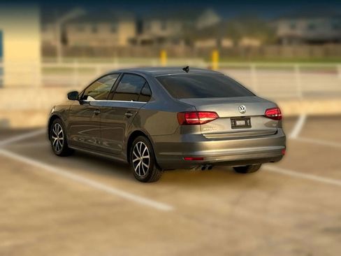 Used 2017 Volkswagen Jetta SE image 6