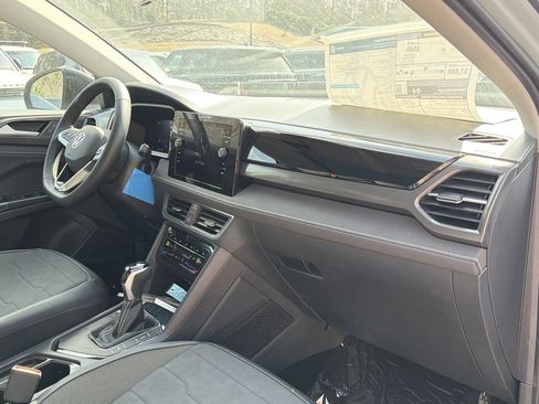 New 2026 Volkswagen Taos SE image 19